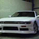 白のスポーツカー