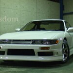 白のスポーツカー