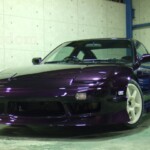 紫のスポーツカー