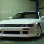 白のスポーツカー