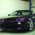 紫のスポーツカー