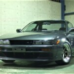 シルバーのスポーツカー