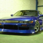 青のスポーツカー