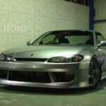 シルバーのスポーツカー