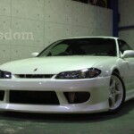 白のスポーツカー