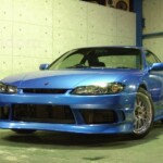 青のスポーツカー