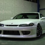 白のスポーツカー