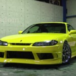 黄色のスポーツカー