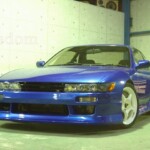 青のスポーツカー