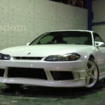 白のスポーツカー