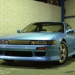 水色のスポーツカー