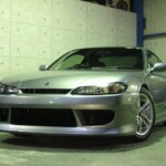 シルバーのスポーツカー